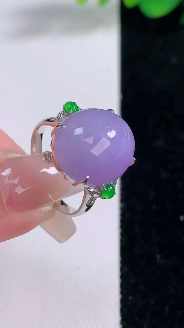 天然A货翡翠18K金紫罗兰蛋面戒指，尺寸18-15.8-13.2-10.4，重量:5.86g2025年12月8日
工厂直销收藏佳品,种好水足，色泽均匀，有种有色，上手高大气！