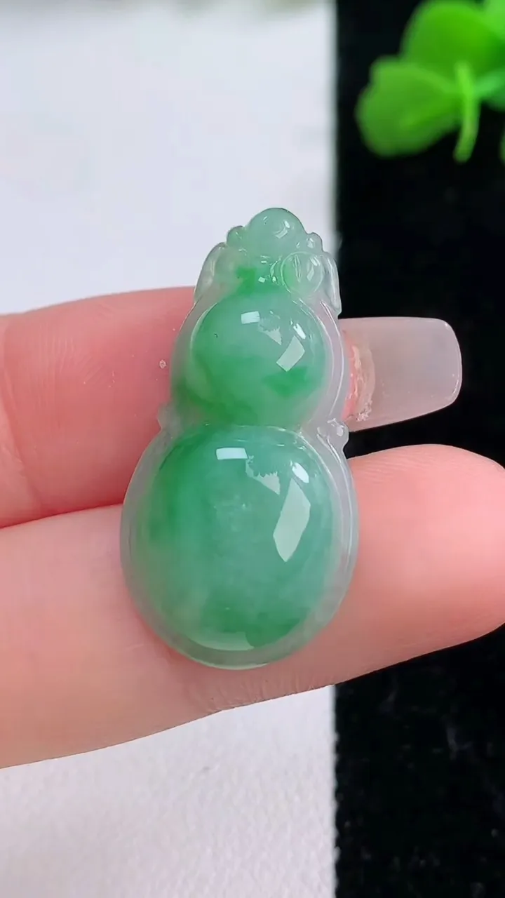 天然A货翡翠葫芦吊坠，尺寸29.3-15-5.2，重量:3.31g
12月8日