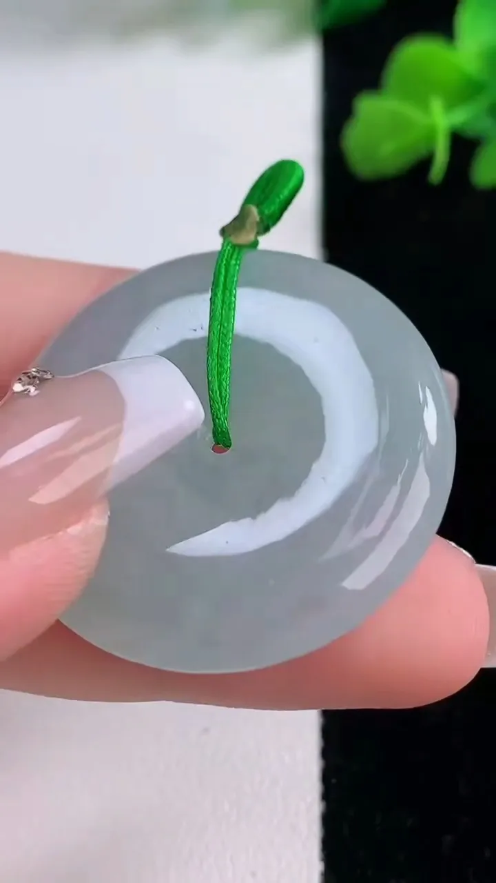 天然A货翡翠平安扣吊坠，尺寸33.4-5.6，重量:13.88g
12月8日