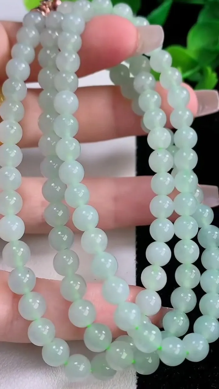 天然A货翡翠圆珠项链，尺寸5.8-106颗，重量:39.85g
12月8日