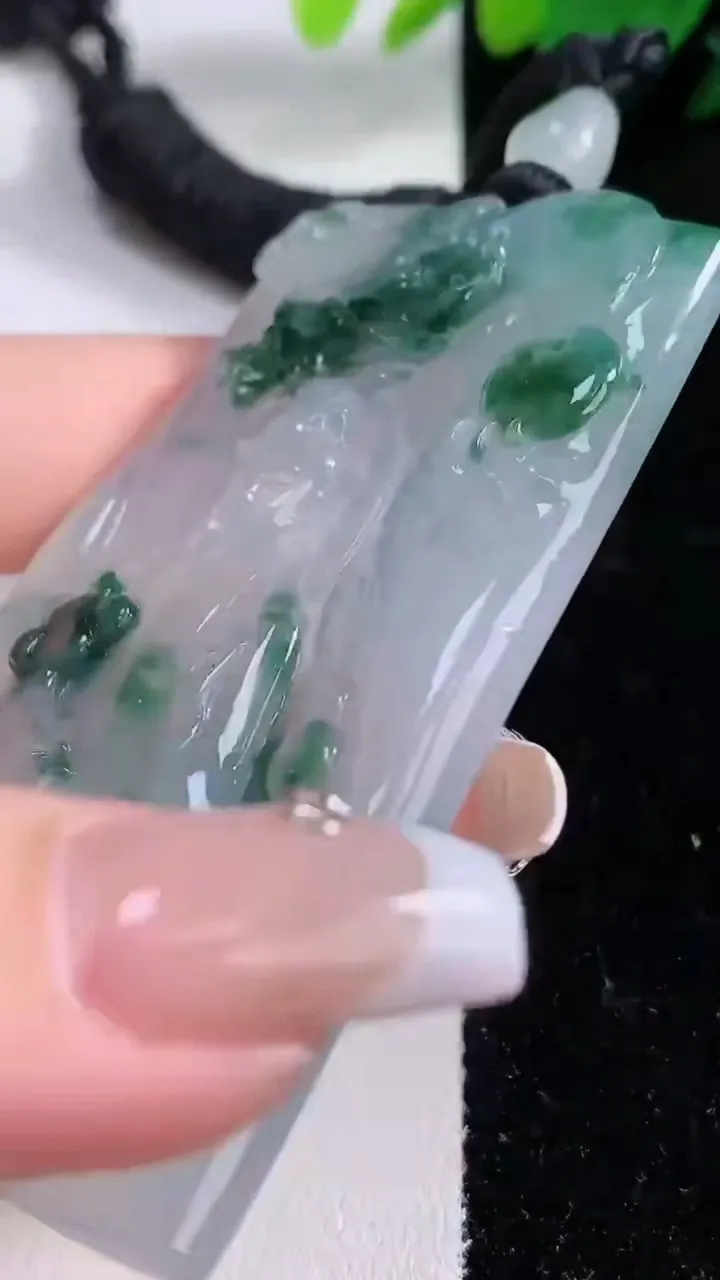 天然A货翡翠种飘花祥龙大势至菩萨吊坠，尺寸70-44-5.5，重量:44.89g
12月8日