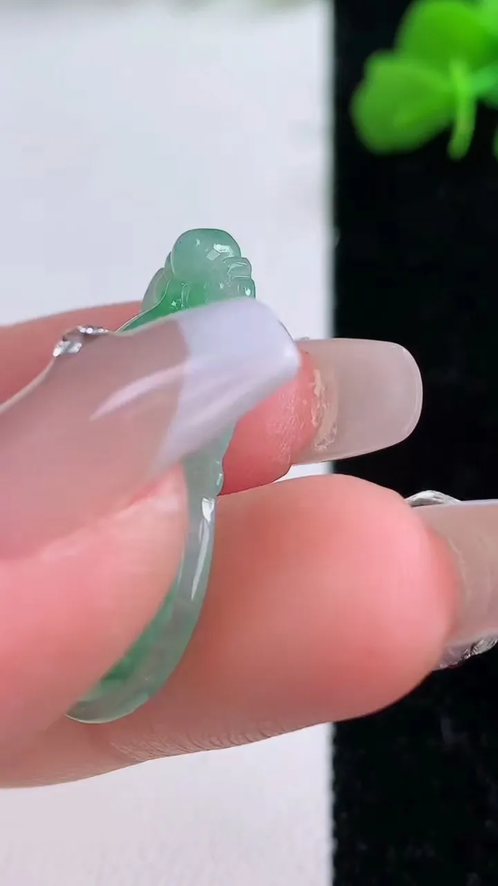 天然A货翡翠葫芦吊坠，尺寸29.3-15-5.2，重量:3.31g
12月8日