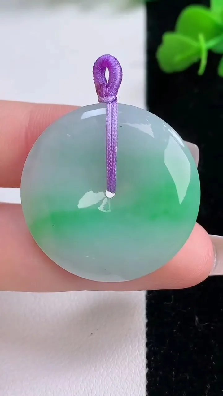 天然A货翡翠平安扣吊坠，尺寸30-4.8，重量:9.37g
12月8日