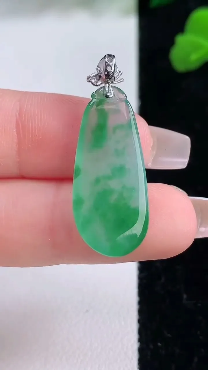 天然A货翡翠福瓜吊坠，尺寸27-12-5，重量:3.46g
12月8日
