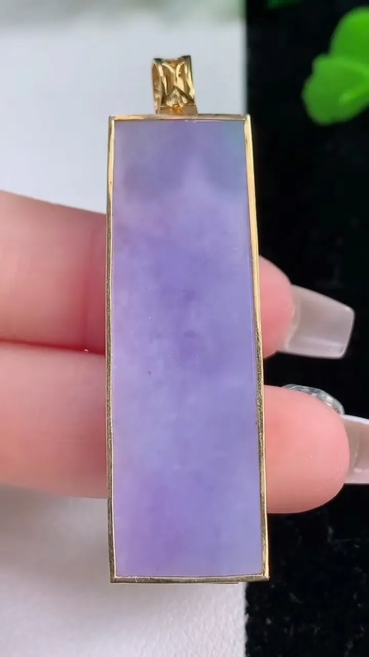 天然A货翡翠18K金紫罗兰无事牌吊坠，尺寸46.3-14.6-6.4，重量:15.06g
12月8日