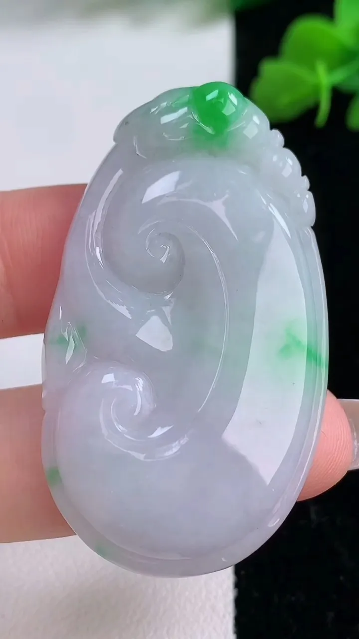 天然A货翡翠如意吊坠，尺寸48.6-27.4-5，重量:14.66g
12月8日