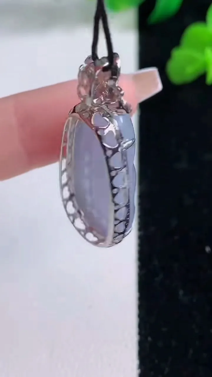 天然A货翡翠18K金紫罗兰福豆吊坠，尺寸37.2-15-8.5，裸石27.3-13重量:6.19g
12月8日