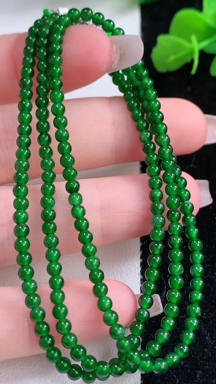 天然A货翡翠小米珠项链，尺寸2.7-188颗，重量:8.63g12月8日
工厂直销收藏佳品,种好水足，色泽均匀，有种有色，上手高大气！