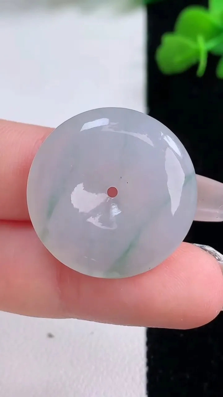 天然A货翡翠冰种飘花平安扣吊坠，尺寸25-5.3，重量:6.91g
12月8日