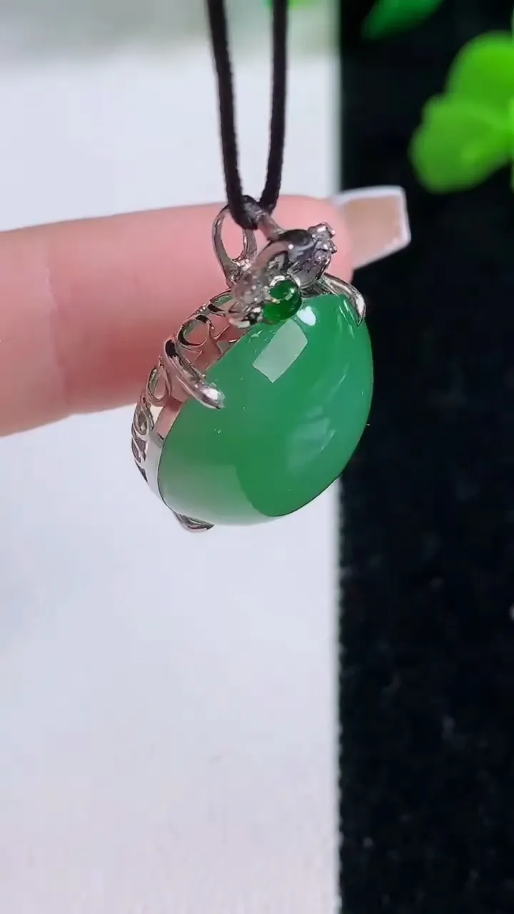 天然A货翡翠蛋面吊坠，尺寸27-18.4-17.2-10.3，重量:5.77g
12月8日