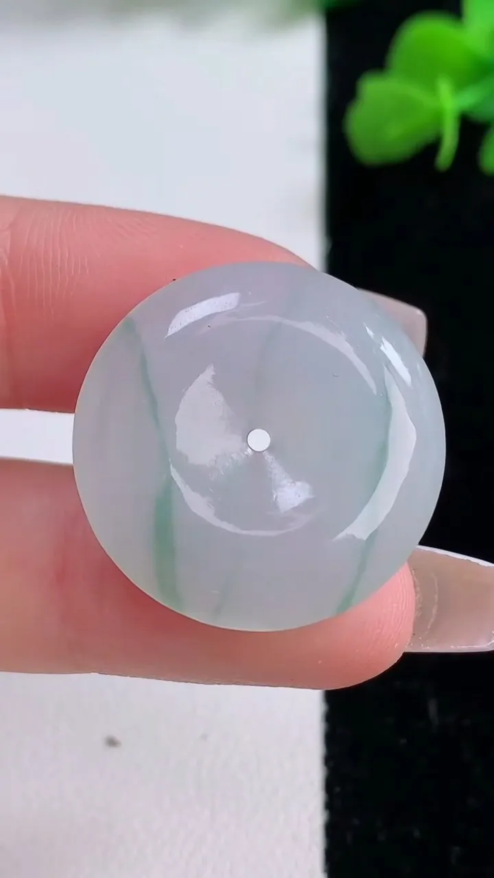 天然A货翡翠冰种飘花平安扣吊坠，尺寸25-5.3，重量:6.91g
12月8日