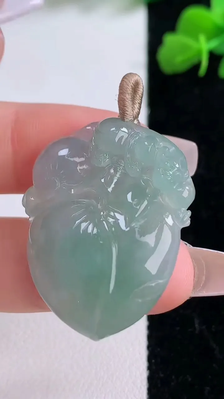 天然A货翡翠寿桃吊坠，尺寸32.4-26.8-5.8，重量:8.70g
12月8日