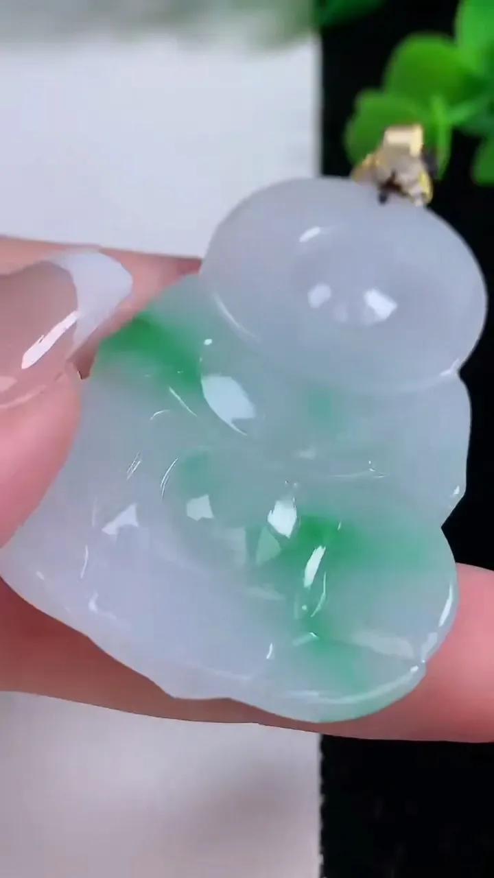 天然A货翡翠观音菩萨吊坠，尺寸52.3-35.3-5.8，重量:19.14g
12月8日