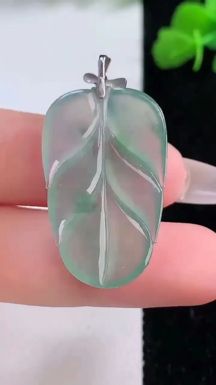 天然A货翡翠种飘花金枝玉叶 叶子吊坠，尺寸31-19.2-3.5，重量:4.65g
12月8日