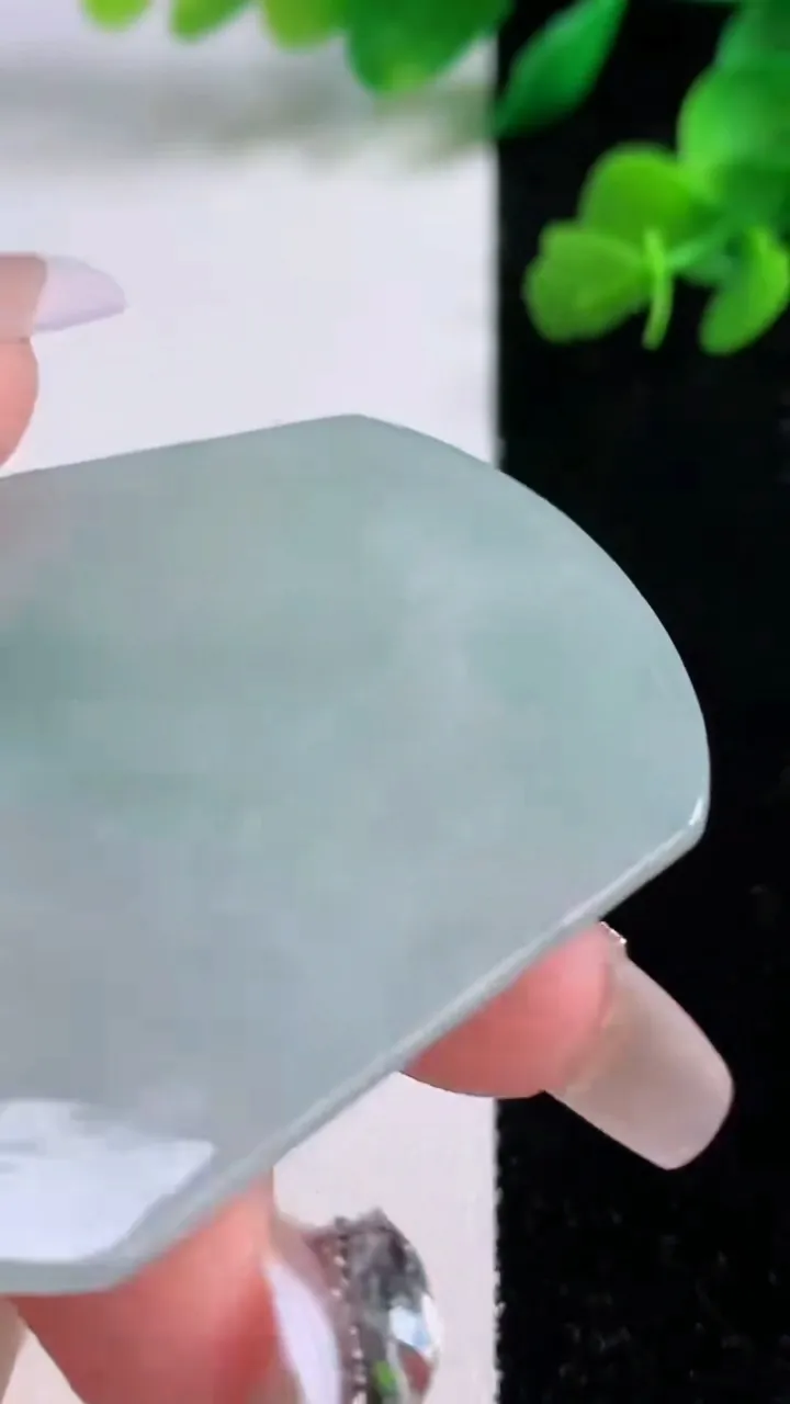 天然A货翡翠龙牌吊坠，尺寸52.8-47-4.3，重量:20.67g
12月8日