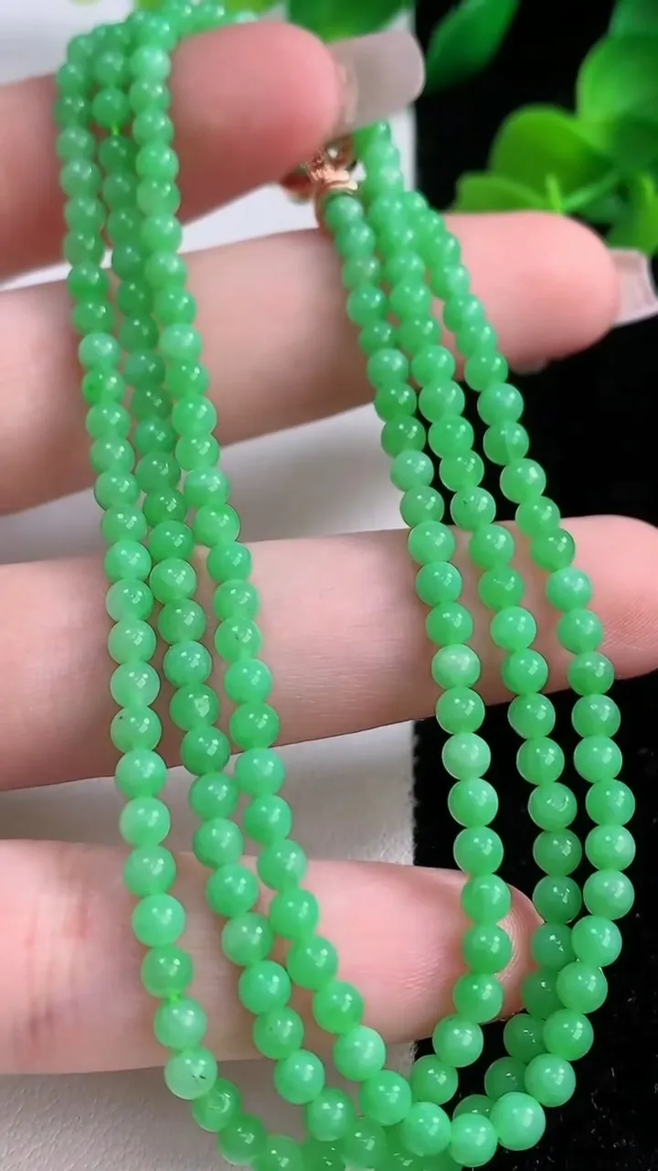 天然A货翡翠小米珠项链，尺寸3.2-194颗，重量:15.30g12月8日
工厂直销收藏佳品,种好水足，色泽均匀，有种有色，上手高大气！