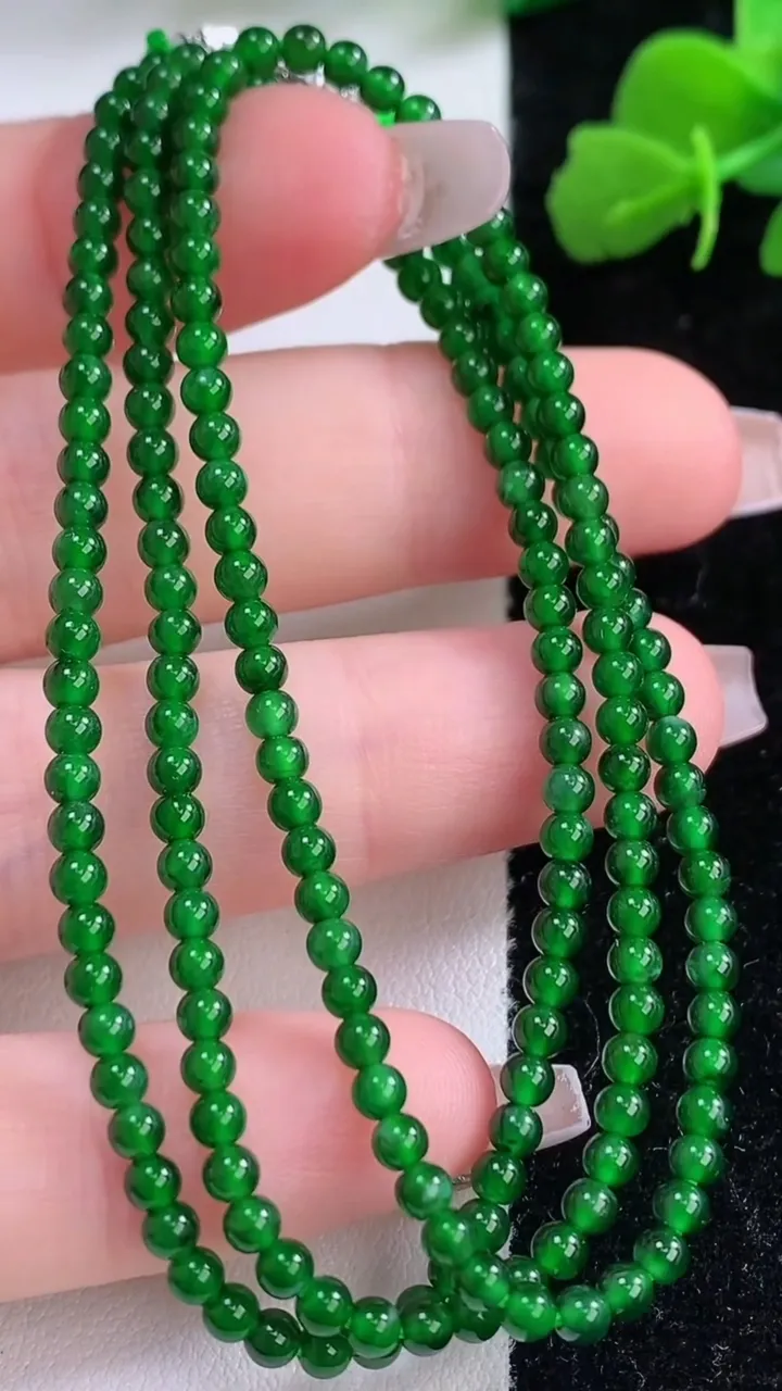 天然A货翡翠小米珠项链，尺寸2.7-188颗，重量:8.63g12月8日
工厂直销收藏佳品,种好水足，色泽均匀，有种有色，上手高大气！