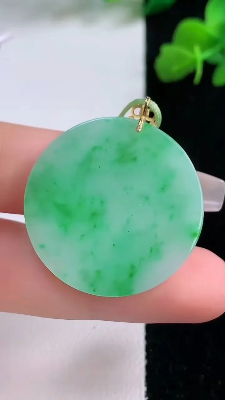 天然A货翡翠无事牌吊坠，尺寸29.2-2.8，重量:7.60g
12月8日