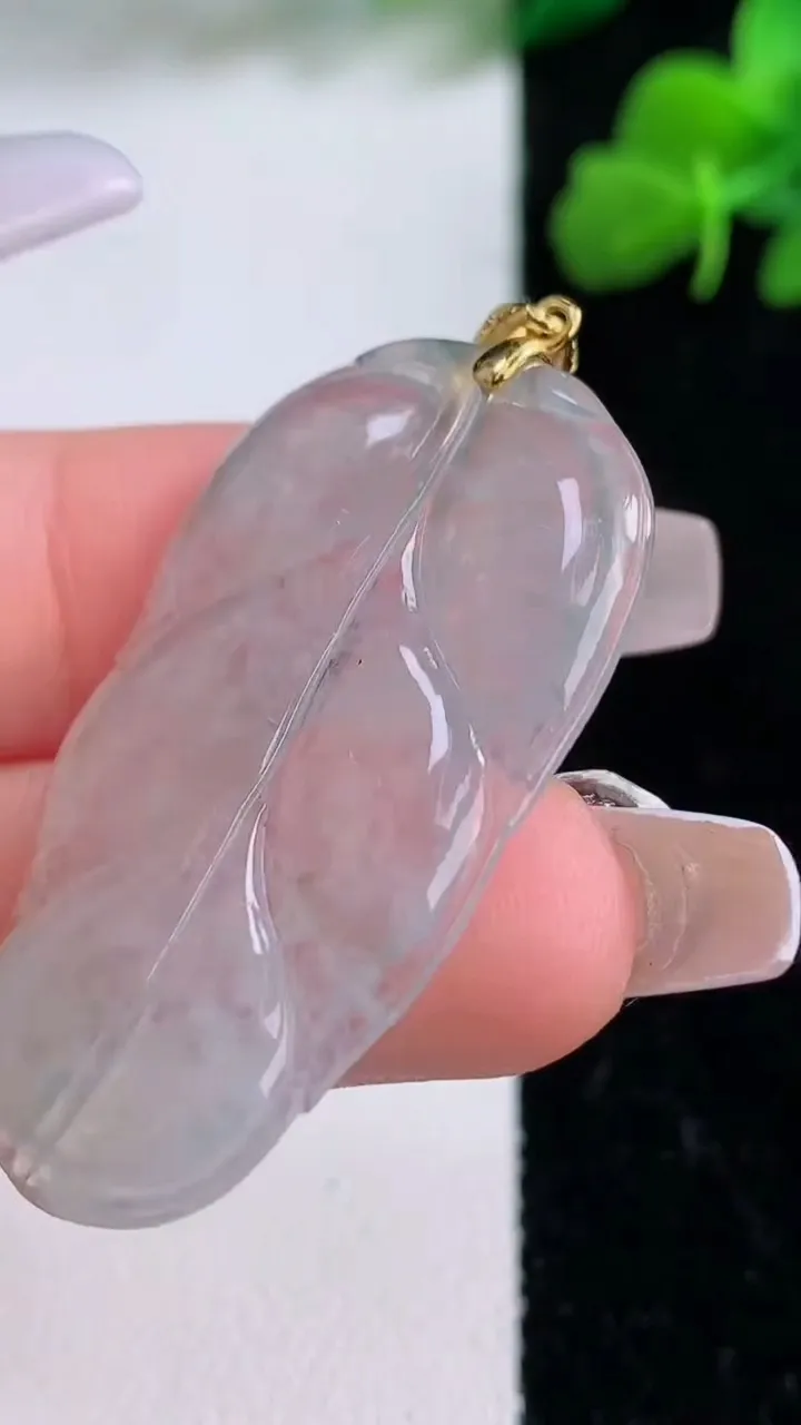 天然A货翡翠金枝玉叶 叶子吊坠，尺寸39-23-2.6，重量:5.68g
12月8日