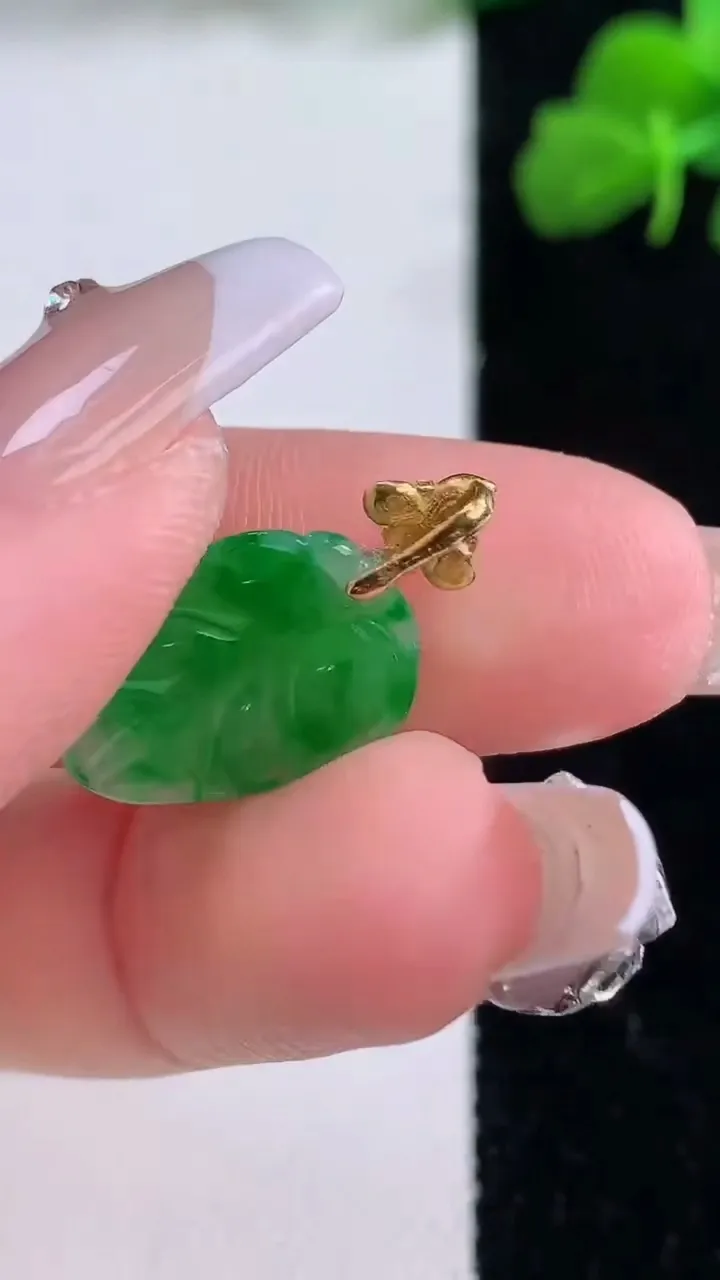 天然A货翡翠金枝玉叶 叶子吊坠，尺寸16.6-11.8-2.6，重量:1.11g
12月8日