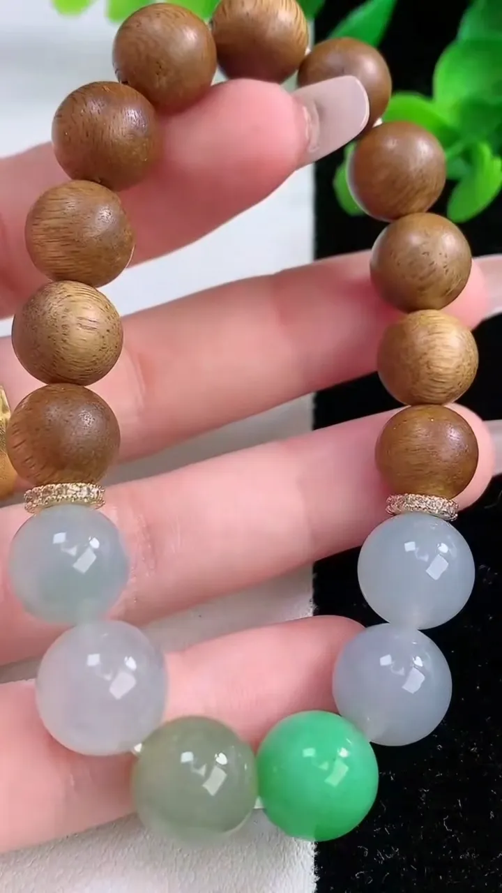 天然A货翡翠三彩圆珠手串，尺寸11.6，重量:20.95g12月8日
工厂直销收藏佳品,种好水足，色泽均匀，有种有色，上手高大气！