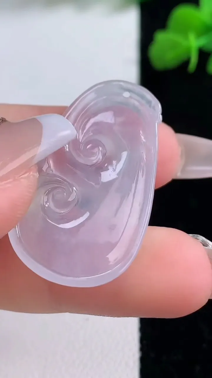 天然A货翡翠如意吊坠，尺寸33.5-20-2.7，重量:3.77g
12月8日