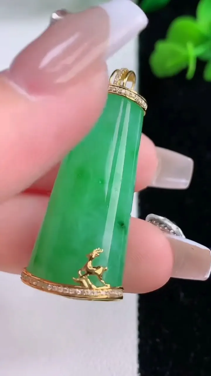 天然A货翡翠平安柱吊坠，尺寸34.6-15.2-10.3，重量:13.35g
12月8日