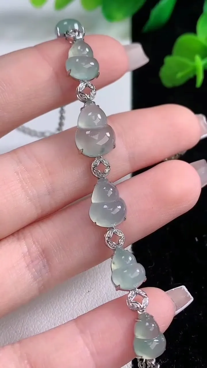 天然A货翡翠种飘花葫芦手链，尺寸12-8.9-3.7，重量:5.30g
12月8日