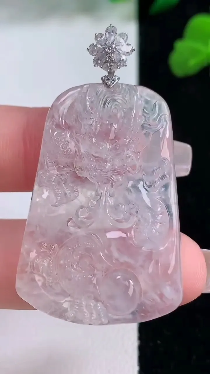 天然A货翡翠种白冰龙牌吊坠，尺寸40.8-27-5，重量:11.56g
12月8日