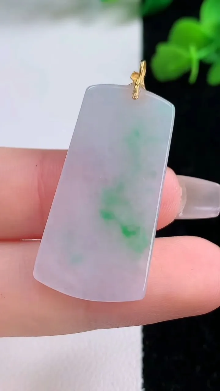 天然A货翡翠无事牌吊坠，尺寸34.3-17.5-2.2，重量:4.28g
12月8日