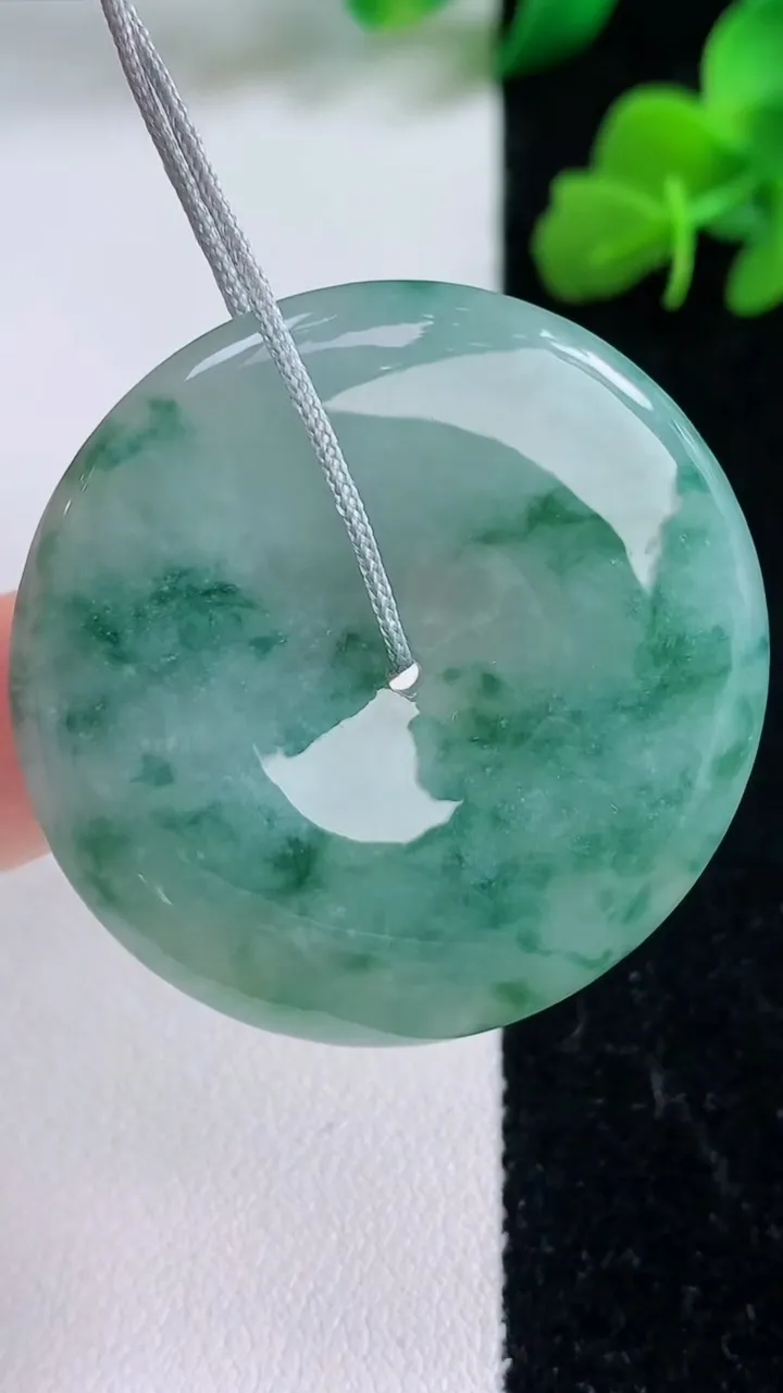 天然A货翡翠飘花平安扣吊坠，尺寸37.2-5.6，重量:18.07g
12月8日