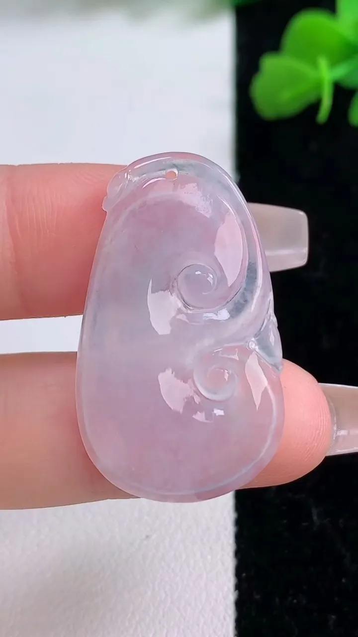 天然A货翡翠如意吊坠，尺寸33.5-20-2.7，重量:3.77g
12月8日