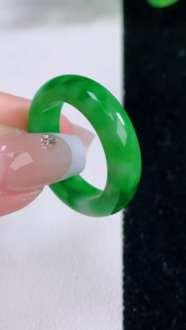 天然A货翡翠指环戒指，尺寸20-6.2-3.7，重量:5.64g2025年12月8日
工厂直销收藏佳品,种好水足，色泽均匀，有种有色，上手高大气！