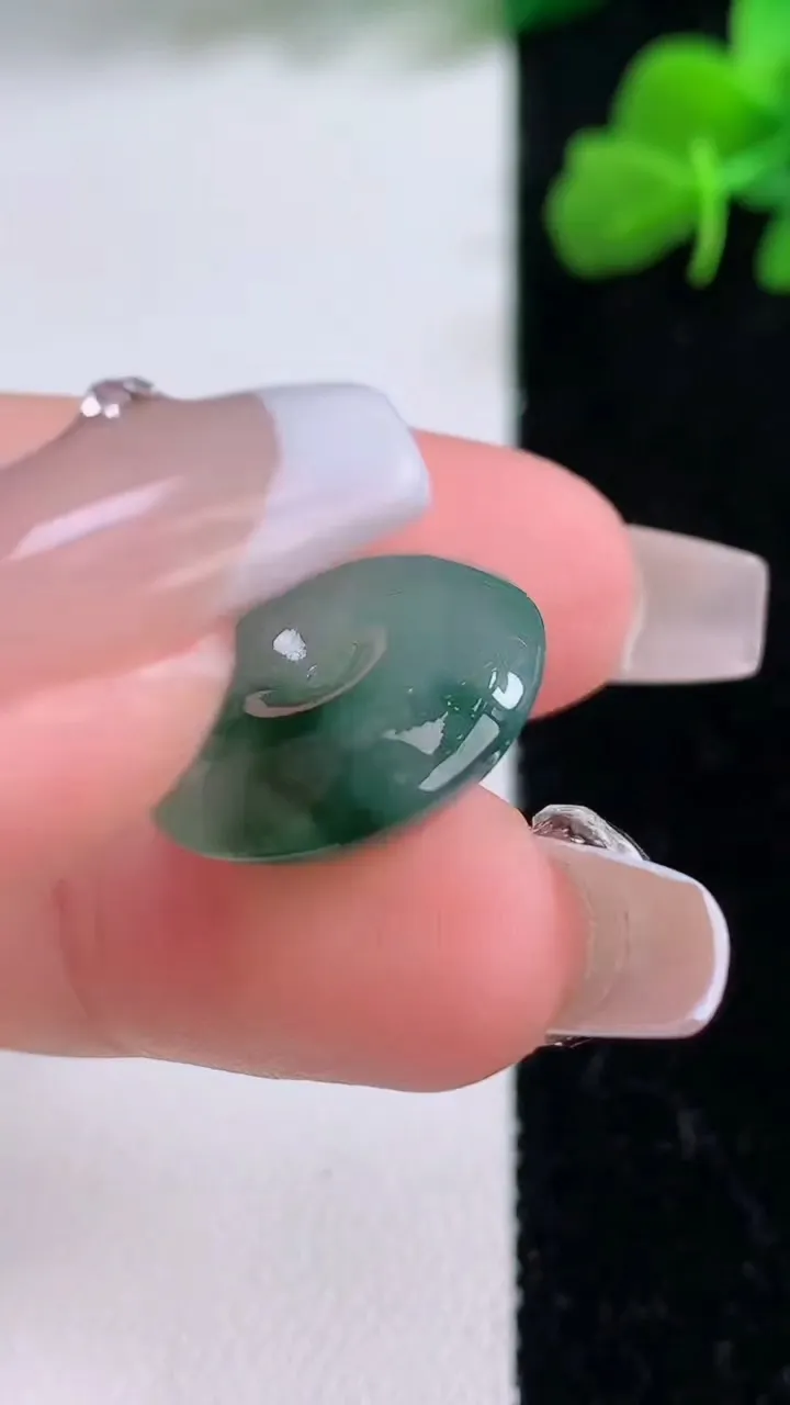 天然A货翡翠冰种飘花平安扣吊坠，尺寸18-6，重量:4.32g
12月8日