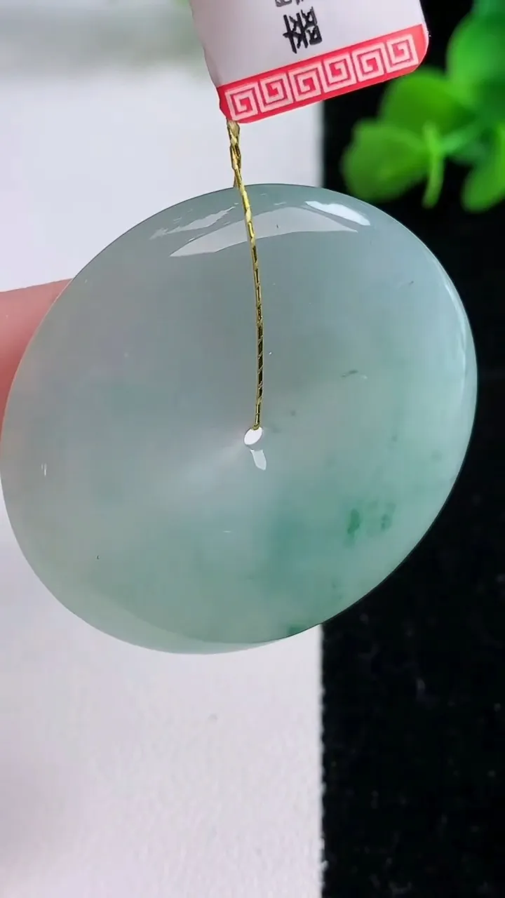 天然A货翡翠冰种飘花平安扣吊坠，尺寸38.6-5.6，重量:18.31g
12月8日