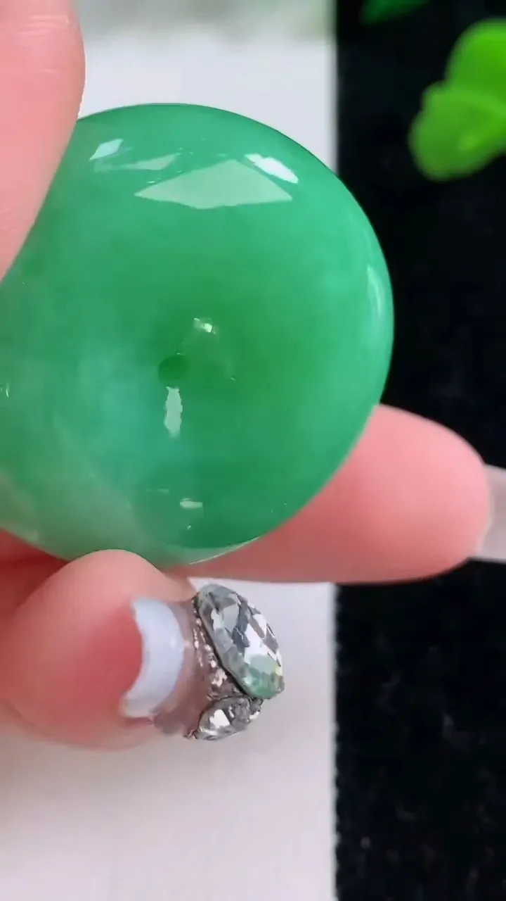 天然A货翡翠平安扣吊坠，尺寸33.5-12.3，重量:30.32g
12月8日