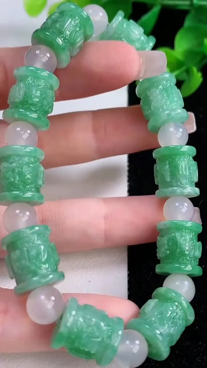 天然A货翡翠路路通手串，尺寸11-12.5-10颗，重量:41.74g12月8日
工厂直销收藏佳品,种好水足，色泽均匀，有种有色，上手高大气！