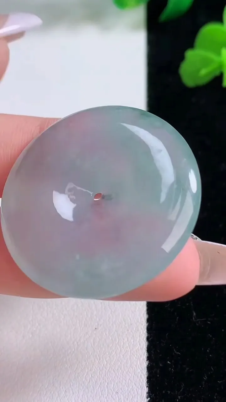 天然A货翡翠冰种飘花平安扣吊坠，尺寸34.8-5.6，重量:15.12g
12月8日