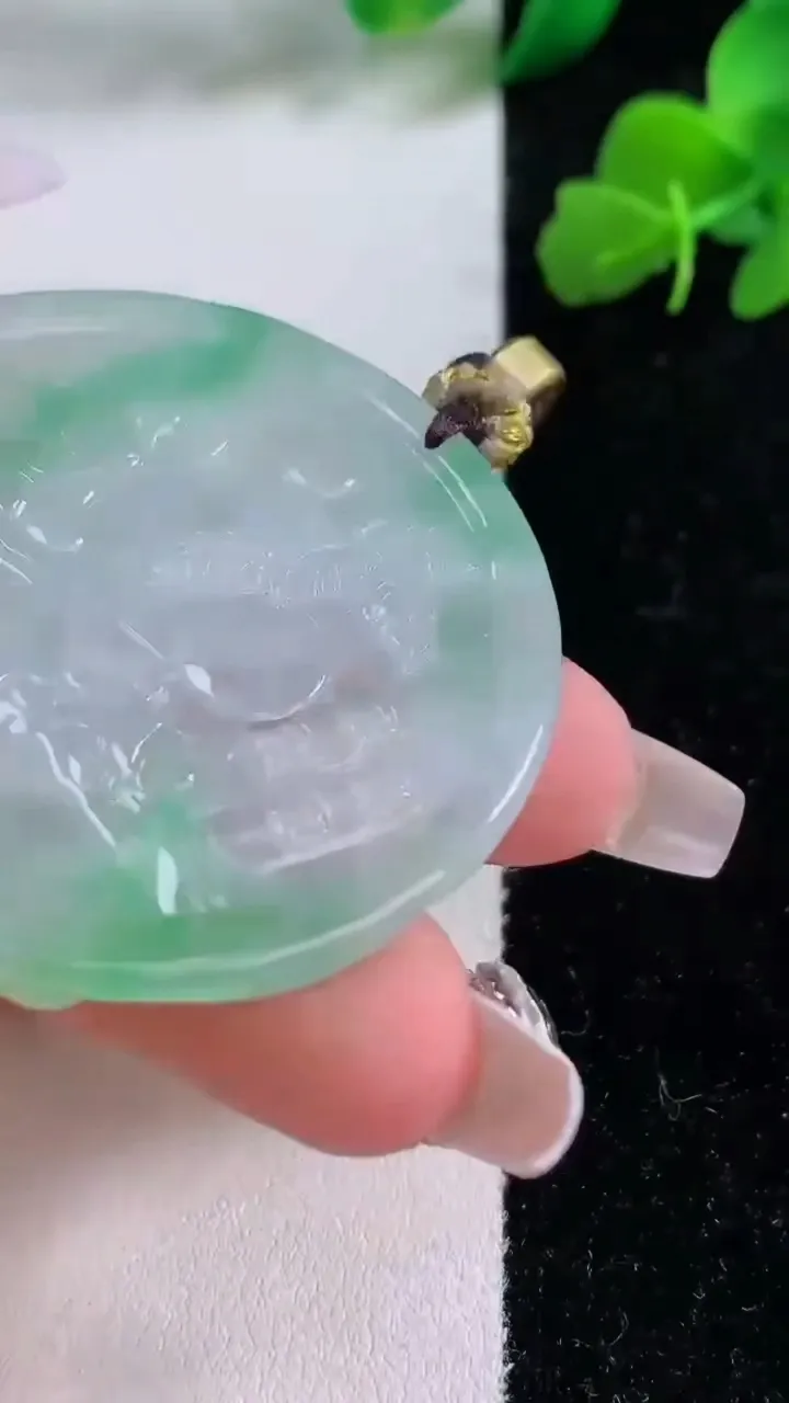 天然A货翡翠虚空藏菩萨吊坠，尺寸46.8-5.2，重量:20.88g
12月8日