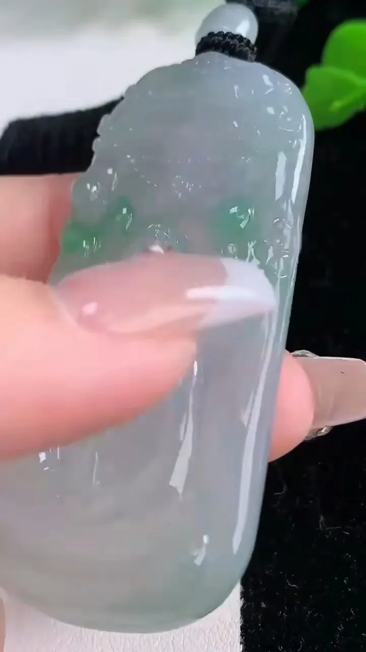 天然A货翡翠观音菩萨吊坠，尺寸63.8-35-5.4，重量:32.00g
12月8日