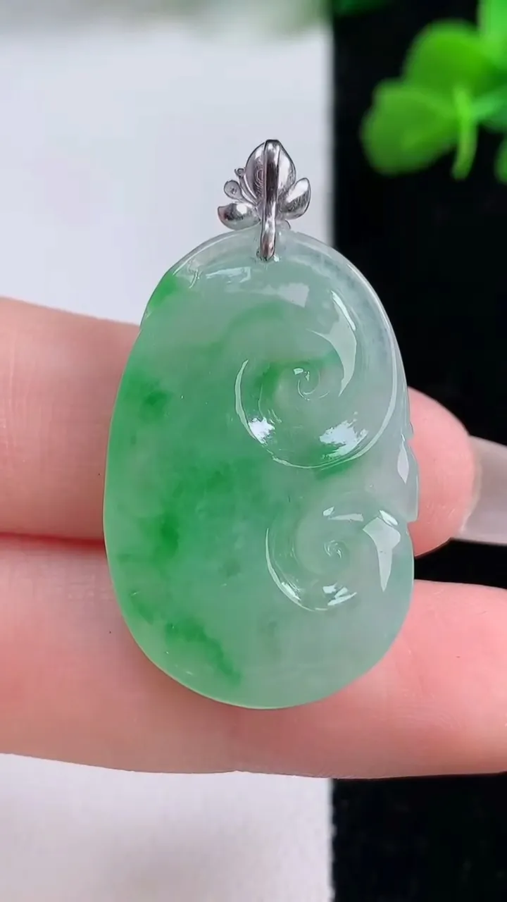 天然A货翡翠如意吊坠，尺寸30.4-19-6，重量:7.33g
12月8日