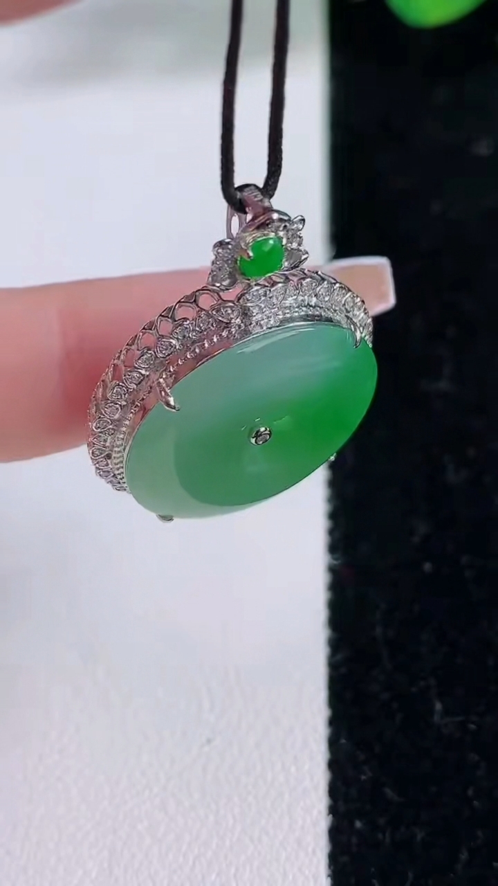 天然A货翡翠18K金紫罗兰圆珠耳坠，尺寸11，重量:6.61g12月8日
工厂直销收藏佳品,种好水足，色泽均匀，有种有色，上手高大气！