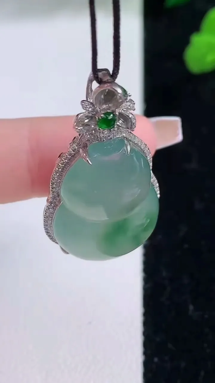 天然A货翡翠种飘花葫芦吊坠，尺寸36-19.7-10.8，裸石24.7-17.3重量:7.66g
12月8日