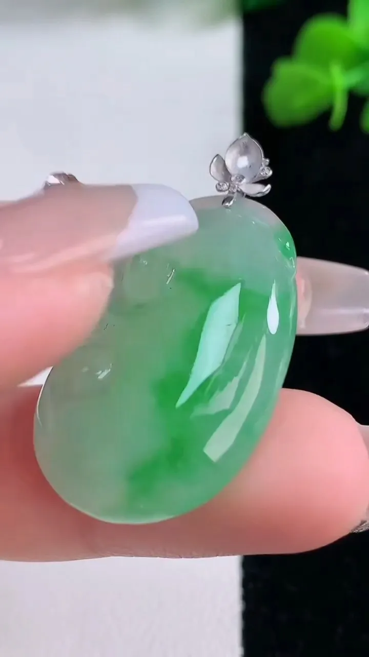 天然A货翡翠如意吊坠，尺寸30.4-19-6，重量:7.33g
12月8日