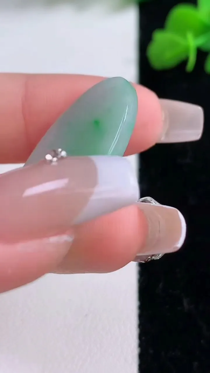 天然A货翡翠无事牌吊坠，尺寸52.6-17.7-3.2，重量:4.54g
12月8日