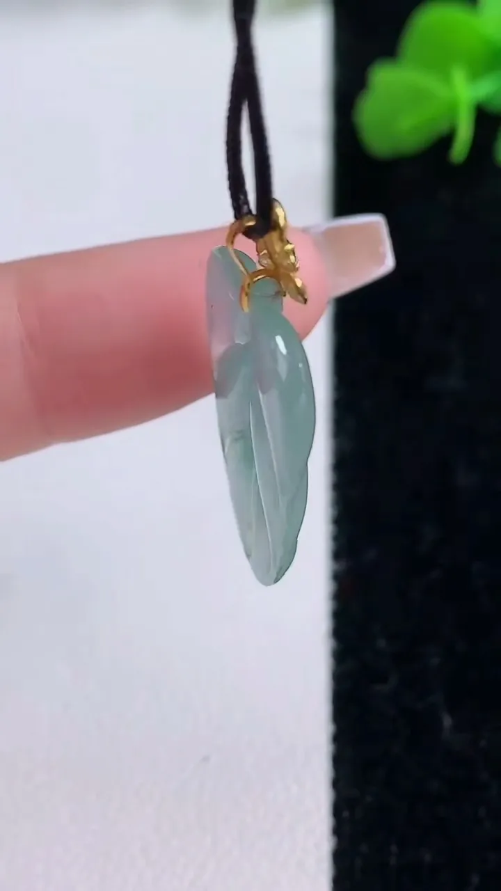 天然A货翡翠种飘花金枝玉叶 叶子吊坠，尺寸25.7-14.6-2.8，重量:2.16g
12月8日