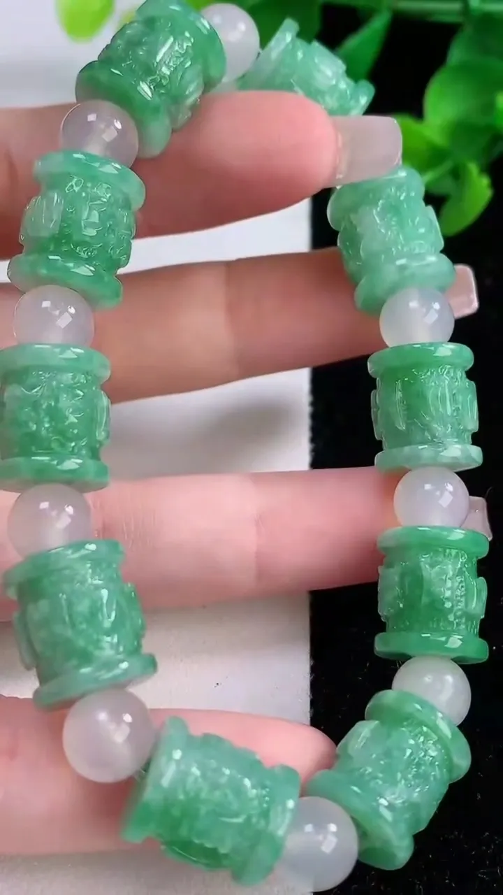 天然A货翡翠路路通手串，尺寸11-12.5-10颗，重量:41.74g12月8日
工厂直销收藏佳品,种好水足，色泽均匀，有种有色，上手高大气！