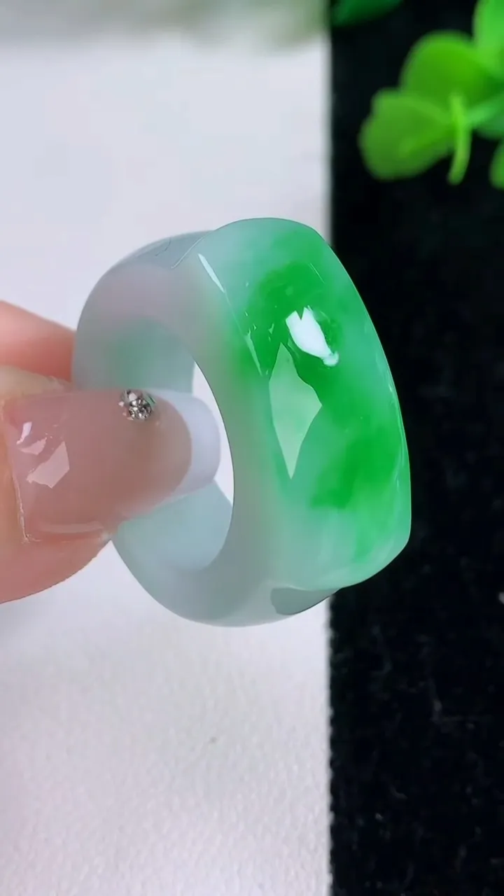 天然A货翡翠马鞍戒指 扳指，尺寸19.3-26-11.3-6，重量:15.14g2025年12月8日
工厂直销收藏佳品,种好水足，色泽均匀，有种有色，上手高大气！