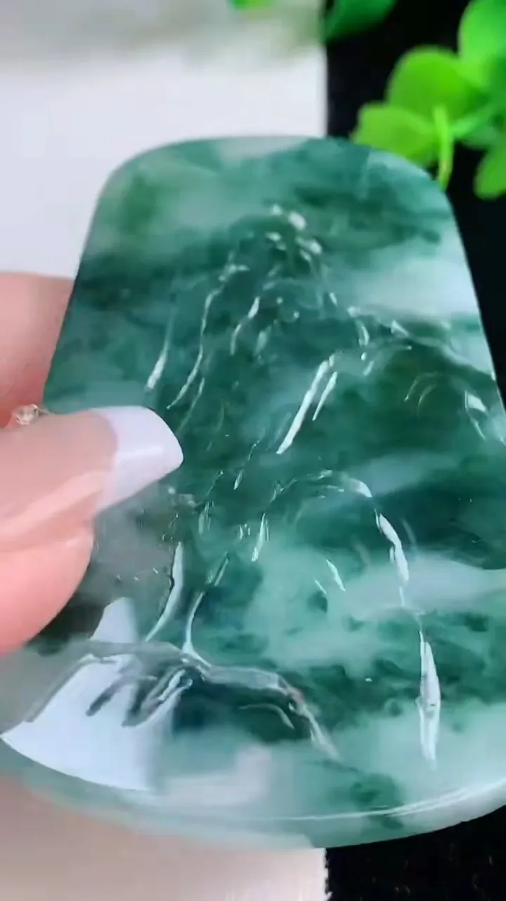 天然A货翡翠冰种飘花府上有龙 龙牌吊坠，尺寸67.6-43-5.3，重量:38.69g
12月8日