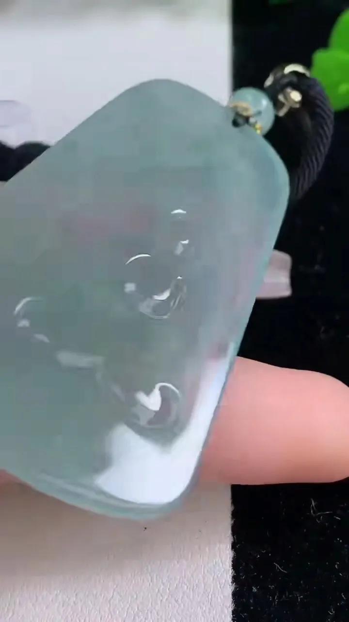 天然A货翡翠大日如来吊坠，尺寸60.4-36-5.5，重量:28.98g
12月8日